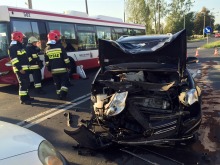 Trzy osoby ranne po zderzeniu volkswagena z autobusem MZK