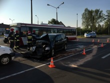 Trzy osoby ranne po zderzeniu volkswagena z autobusem MZK