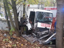 Śmieciarka staranowała latarnię i płot