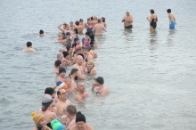 Opolskie morsy tradycyjnie świętują Dzień Niepodległości kąpielą