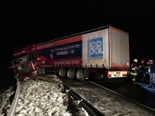 Ciężarówka uderzyła w barierę na wiadukcie nad autostradą