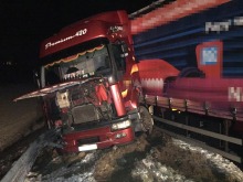 Ciężarówka uderzyła w barierę na wiadukcie nad autostradą