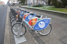 Spadł już pierwszy śnieg, a miejskie rowery wciąż jeżdżą