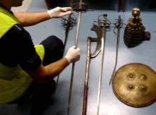 Szable, miecze i obrazy padły łupem złodziei