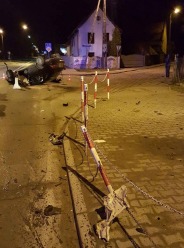 17-latka dachowała kradzionym autem uciekając przed policją