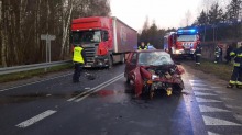 Czołowe zderzenie fiata z ciężarówką. Jedna osoba nie żyje.