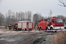 Strażacy ratują tonącą barkę na Odrze