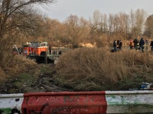 Strażacy ratują tonącą barkę na Odrze