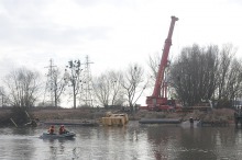 Strażacy ratują tonącą barkę na Odrze