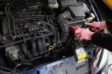 Padł akumulator? Strażnicy miejscy pomogą uruchomić samochód.