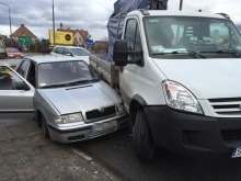 Samochód dostawczy zderzył się ze skodą