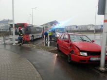 Zderzenie volkswagena z autobusem MZK na Alei Solidarności