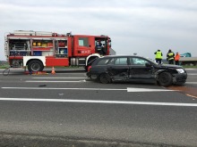 Trzy auta zderzyły się na "grzybku". Cztery osoby ranne.