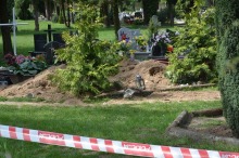 Ktoś zdewastował groby na cmentarzu w Dąbrowie