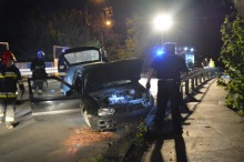 Miał 2 promile we krwi i przewoził dwie osoby - uderzył w barierki.