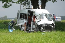 Bus uderzył w drzewo. 11 osób rannych.