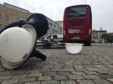 Autokar przewrócił latarnię na Placu Wolności