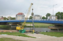 Trwają prace przy budowie kładki obok mostu na ul. Niemodlińskiej