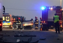 Zderzenie i dachowanie na autostadzie. Jedna osoba ranna.