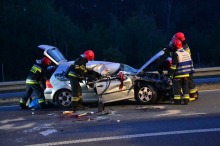 Zderzenie i dachowanie na autostadzie. Jedna osoba ranna.