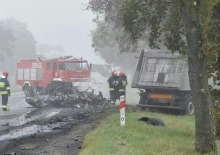 Samochód osobowy zderzył się z ciężarówką i spłonął. Jedna osoba nie żyje.