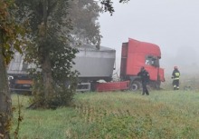 Samochód osobowy zderzył się z ciężarówką i spłonął. Jedna osoba nie żyje.