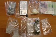 Spali w samochodzie. Okazało się, że w aucie są narkotyki.