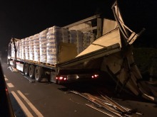 Ciężarówka uszkodziła naczepę na przydrożnym drzewie