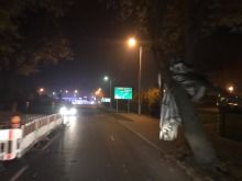 Ciężarówka uszkodziła naczepę na przydrożnym drzewie