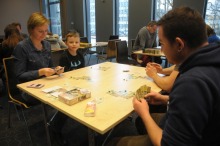 Gry planszowe - alternatywa dla szklanego ekranu łącząca pokolenia