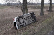 Auto w rowie, dwie osoby ranne - to efekt nieprawidłowego wyprzedzania