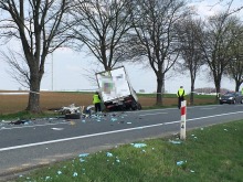 Wyprzedzał ciąg pojazdów, zderzył się z ciężarówką