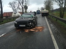 Wypadek podczas wyprzedzania, kierowca audi ranny
