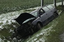 Trudne warunki i prędkość przyczyną dachowania w Kuniowie