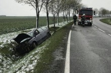 Trudne warunki i prędkość przyczyną dachowania w Kuniowie