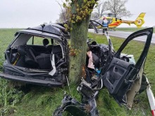 Volkswagen rozbił się na drzewie. Jedna osoba nie żyje.