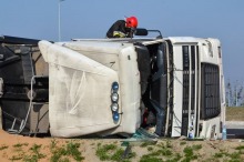  Ciężarówka przewróciła się na rondzie w Karczowie