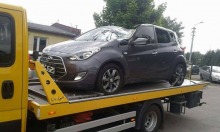 Na samochód spadło drzewo. Ranny kierowca