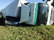 O krok od tragedii. Osobówka przygnieciona przez tira.