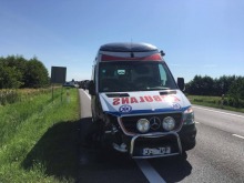 Zderzenie karetki z osobówką, jedna osoba w szpitalu