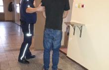 Kradł radia i nawigacje z samochodów, grozi mu 10 lat więzienia.