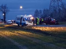 Tragiczne zderzenie osobówki z busem, 13 osób poszkodowanych