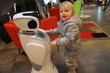 W opolskich centrach handlowych kwestują... roboty