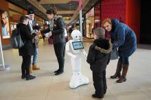 W opolskich centrach handlowych kwestują... roboty