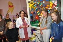 Sprzęt dla szpitala kupili za pieniądze... ze szkolnego kiermaszu 