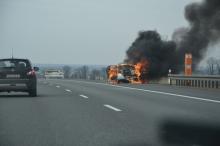 Na autostradzie A4 między węzłami Krapkowice i Kędzierzyn-Koźle spłonęło auto