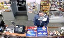 Ukradł ponad 2000 zł ze sklepu, szuka go policja