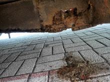 Przerdzewiałe elementy, dziury na wylot - takim autobusem dzieci miały jechać na wycieczkę