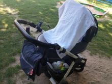 Rodzicu! Nie nakrywaj wózka pieluchą i nie zostawiaj dzieci w aucie! 