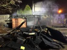 Nocna akcja strażaków w Zawadzkiem. Płonął budynek gospodarczy